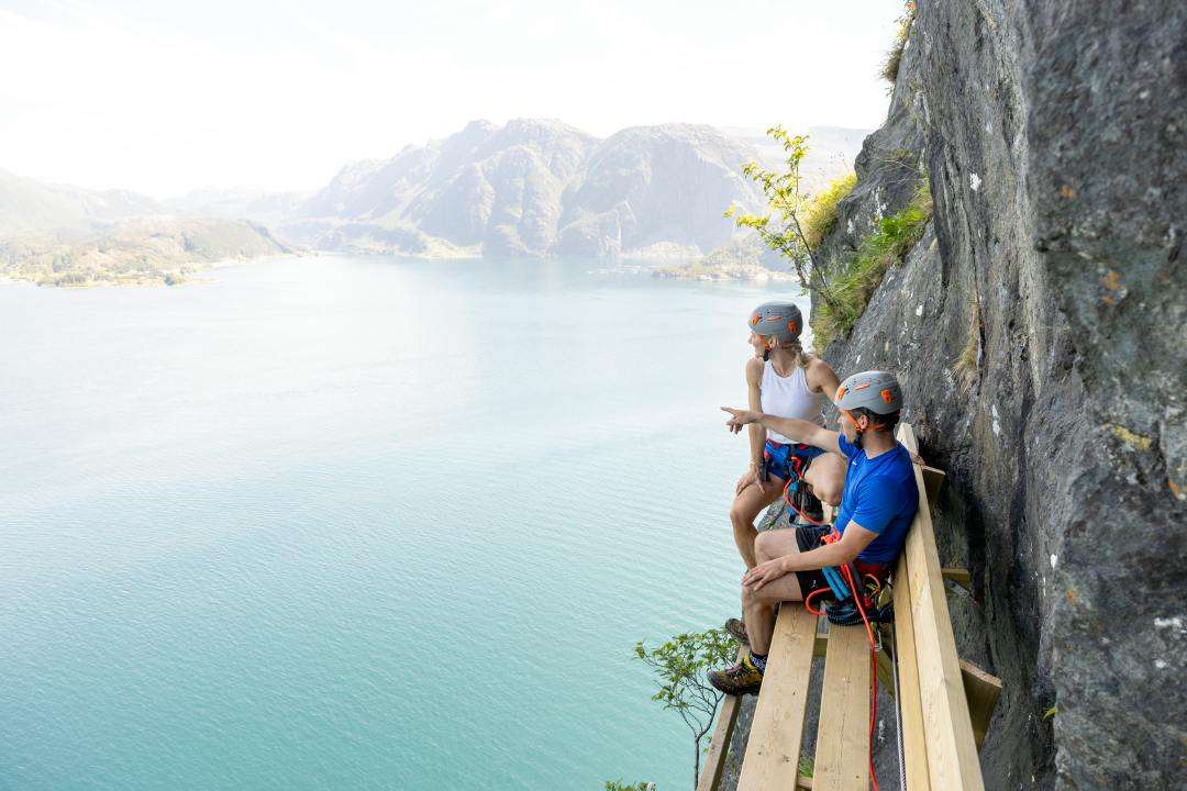 Two people on bench Hornelen photo Solfure